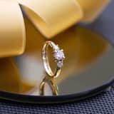 14 Karaat geelgouden ring met 3 zirkonia stenen