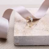 Ring, 585 Gelbgold, Entourage mit Diamant