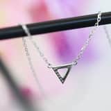 Silberne Halskette und Anhänger Dreieck mit Zirkonia