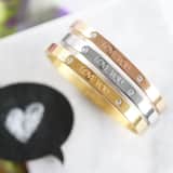Vergoldeter Bangle-Armreif aus Edelstahl von Guess mit Text „Love You