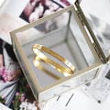 Vergoldeter Bangle-Armreif aus Edelstahl von Guess mit Text : Forever.