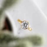 Vergoldeter Edelstahlring mit weißem Zirkonia