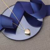 Halskette aus 375 Gold, Herzmedaillon mit Schmetterlingen