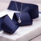 Kette aus 375 Gold mit Knotenanhänger mit Zirkonia