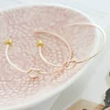Goldfarbene Byoux-Ohrringe mit Knoten