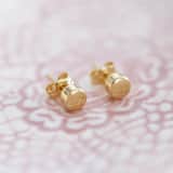 Runde Ohrringe aus 585 Gelbgold, 4 mm