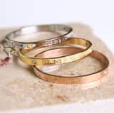 Guess stainless steel roséplated bangle met kristal voor dames