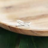 Ring aus 925 Silber, gekreuzt und rhodiniert