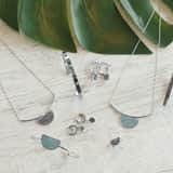 Gerecycled stainless steel ketting half rond turquoise kristal