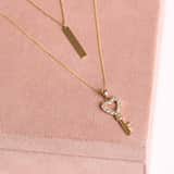 Kette aus 375 Gold, Anhänger in Schlüsselform, mit Zirkonia