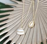 Goldfarbene Bijoux-Halskette mit Muschel