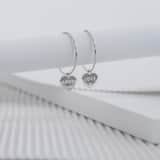 Zilveren oorringen met hanger hart/love