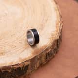 Gerecycled stainless steel herenring mat met zwarte streepjes