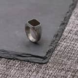 Gerecycleerd stainless steel heren zegelring bewerkt met black agate