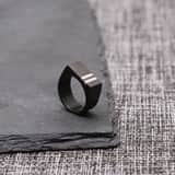 Gerecycled stainless steel blackplated heren zegelring met 2 strepen