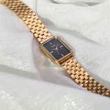 Regal-Damenarmbanduhr mit goldfarbenem Armband