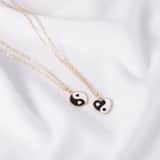 Goldfarbene Bijoux-Halskette mit Yin Yang