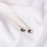 Goldfarbene Bijoux-Halskette mit Yin und Yang Herz