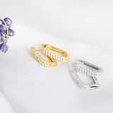 Silberne, goldplattierte Ohrringe in ovalem Design mit Zirkonia