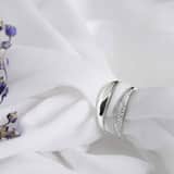 Silberner, rhodinierter Ring mit Zirkonia