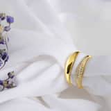Silberner, goldplattierter Ring mit Zirkonia