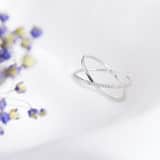 Silberner Ring gekreuztes Design mit Zirkonia