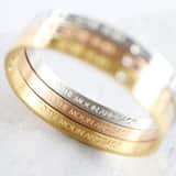 Vergoldeter Bangle-Armreif aus Edelstahl von Guess mit Text „Love You