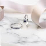 Weißgold-Ring mit Saphir und 12 Diamanten