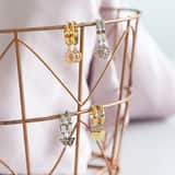 Guess stainless steel goldplated oorringhangers met kristal voor dames