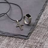 Gerecycleerd stainless steel heren zegelring bewerkt met black agate