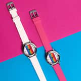 K3 Kinder-Armbanduhr Regenbogen mit Kautschuk-Armband weiß