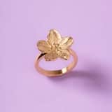 Edelstahlring mit Goldbeschichtung und Blumenmotiv