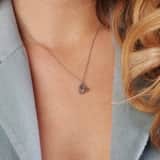 Silberkette und Charms in Knotenform mit Zirkonia