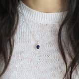 Zilveren ketting met hanger entourage blauw/wit