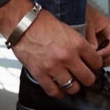 Gerecycleerd stainless steel herenring met zwarte band