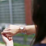 Regal mesh horloge met rosekleurige band