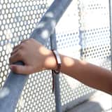 Gerecycled stainless steel jongens plaatarmband licht bruin met tekst