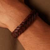 Edelstahl-Herrenarmband mit geflochtenem Leder in Braun