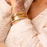 Vergoldeter Bangle-Armreif aus Edelstahl von Guess mit Text „Love You