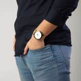 Regal horloge met een bruine pu leren band