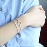 Versilbertes Armband mit weißen Kristallen „Heart“