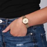 Regal horloge met een goudkleurige kast en band