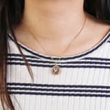 Goldfarbene Byoux-Kette mit Münzanhänger, Frau
