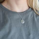Zilveren hanger rond L met zirkonia