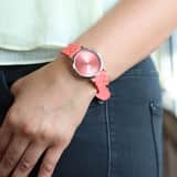 Regal horloge met koraal kleurige rubberen band