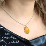 Silberfarbene Bijoux-Halskette mit Muschel