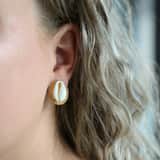Goldfarbene Bijoux-Ohrringe mit Muschel