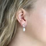 Silberfarbene Bijoux-Ohrringe, mit Perle