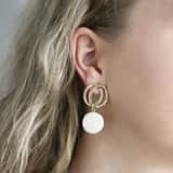 Goldfarbene Bijoux-Ohrringe, mit Perle