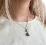 Halskette & Anhänger, 925 Silber, 2 Zeeland-Knöpfe